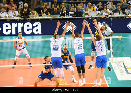 SPIKE OSMANY JUANTORENA BLOCK KLEMEN CEBULJ ALEN PAJENK TONCEK Stern während der Prüfung Spiel Italien gegen Slowenien 2019, Civitanova Marche, Italien, 24. Juli 2019, Stockfoto