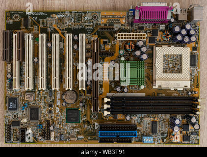 TIMISOARA, Rumänien - Dezember 02, 2018: Close-up ein ASUS Motherboard auf einem Holztisch. CPU Sockel 370. Ansicht von oben. Stockfoto