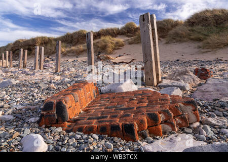 Buhnen am Strand von Conwy Morfa, North Wales Küste Stockfoto