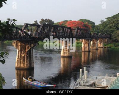 Tod Eisenbahn Zug in River Kwai Brücke in Kanchanaburi Thailand Stockfoto