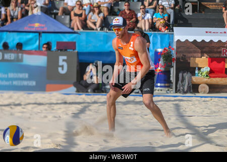 ALEXANDER BROUWER OSSERVA der PALLONE CADERE in Gstaad Major 2019 - Tag 5 - Finale - Uomini, Gstaad, Italien, 13. Jun 2019, Volleyball Beachvolleyball Stockfoto