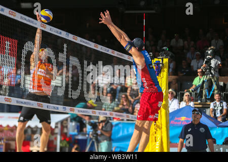 ATTACCO VON ALEXANDER BROUWER während Gstaad Major 2019 - Tag 5 - Finale - Uomini, Gstaad, Italien, 13. Jun 2019, Volleyball Beachvolleyball Stockfoto