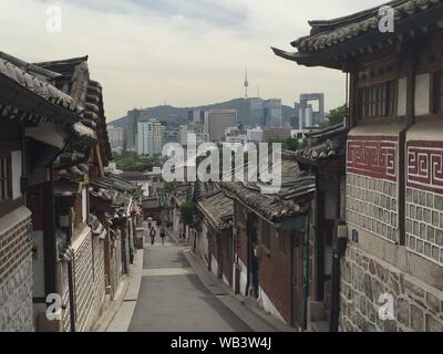 Blick auf die Stadt Seoul, Straßen und Tempel in Südkorea Stockfoto