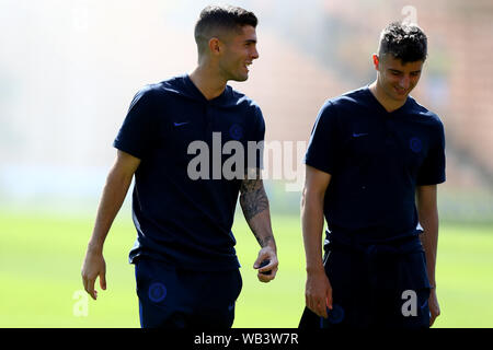 Norwich, Norfolk, Großbritannien. Norwich, Norfolk, Großbritannien. 24. August 2019; Fußball der englischen Premier League, Norwich gegen Chelsea Football Club; Christliche Pulisic von Chelsea mit Mason vor Kick off - streng Redaktionelle Verwendung nur. Keine Verwendung mit nicht autorisierten Audio-, Video-, Daten-, Spielpläne, Verein/liga Logos oder "live" Dienstleistungen. On-line-in-Match mit 120 Bildern beschränkt, kein Video-Emulation. Keine Verwendung in Wetten, Spiele oder einzelne Verein/Liga/player Publikationen Quelle: Aktion Plus Sport Bilder/Alamy leben Nachrichten Stockfoto