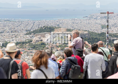 Griechenland, Athen - 1. Mai: Touristen sind mit Blick auf die Stadt Athen, Griechenland vom Mount Lycabettus, 1. Mai, 2019. Stockfoto