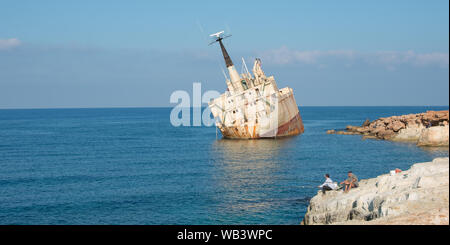 Angeln auf den Felsen in der Nähe der Edro lll Schiffswrack in der Nähe von Paphos, Zypern Stockfoto