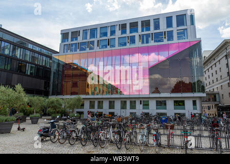 Reflektierende Erweiterung an der Bayerischen Staatsoper (Bayerische Staatsoper) in München, Bayern, Deutschland. Stockfoto