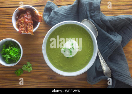 Blick von oben auf die Erbsensuppe mit Speck Stockfoto
