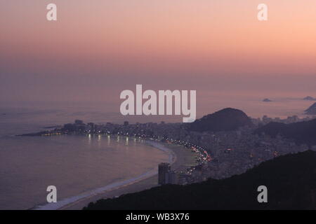 Rio de Janeiro Sonnenuntergang und Strand in Brasilien Stockfoto