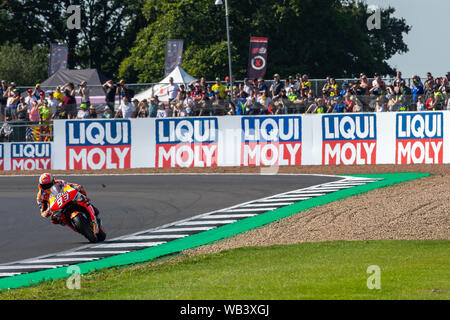 Silverstone, Northants, UK. 24 Aug, 2019. 24. August 2019; Silverstone Circuit, Silverstone, Northamptonshire, England; MotoGP GoPro Britischen Grand Prix qualifizieren; Repsol Honda Team Rider Marc Marquez auf seiner Honda RC213V brüllt hinter den Massen - redaktionelle Verwendung. Credit: Aktion Plus Sport Bilder/Alamy leben Nachrichten Stockfoto