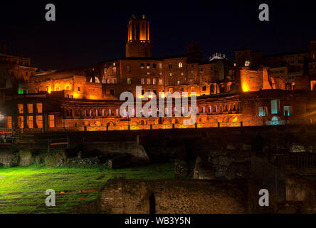 Forum des Traja in der Nacht, römische Ruinen Stockfoto