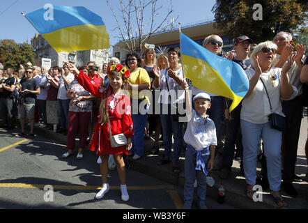 Kiew, Ukraine. 24 Aug, 2019. Willkommen Ukrainans ukrainischen Soldaten, der in einen militärischen Konflikt in der östlichen Ukraine teilgenommen, während der 'March der Verteidiger der Ukraine "anlässlich der Tag der Unabhängigkeit auf dem Platz der Unabhängigkeit in Kiew, Ukraine, 24. August 2019. Die ukrainer Mark zum 28. Jahrestag der Unabhängigkeit der Ukraine von der Sowjetunion seit 1991. Credit: Serg Glovny/ZUMA Draht/Alamy leben Nachrichten Stockfoto