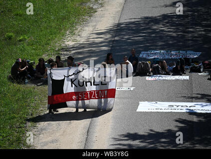 24. August 2019, Nordrhein-Westfalen, Erkelenz: Mitglieder der Aktionsgruppe "Kohle" eingerichtet, eine Straße, die zum Garzweiler Braunkohle Tagebau block. Foto: Henning Kaiser/dpa Stockfoto