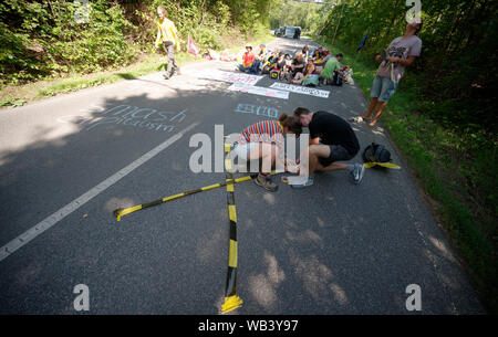 24. August 2019, Nordrhein-Westfalen, Erkelenz: Mitglieder der Aktionsgruppe "Kohle" eingerichtet, eine Straße, die zum Garzweiler Braunkohle Tagebau block. Foto: Henning Kaiser/dpa Stockfoto