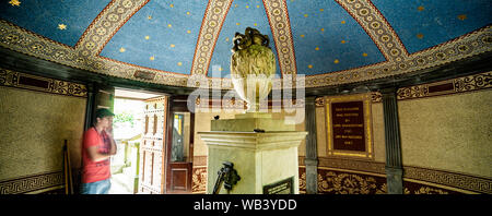 Edinburgh, Großbritannien. Fr., 23.August 2019. Artist Sriwhana Spong's Installation "Schloss - Crystal" im Inneren des historischen St Bernard Gut in Stockbridge, Edinburgh, als Teil des 2019 in Edinburgh Art Festival. Sriwhana Spong (b. 1979, Neuseeland) lebt und arbeitet in London. "Schloss - Crystal" ist Teil des 2019 in Edinburgh Festival Programm der Kommission. St Bernard Gut wurde von Alexander Nasmyth im Jahre 1789 an der Stelle eines älteren Mineralwasser gut, dass geglaubt wurde, medizinische Eigenschaften zu haben. Stockfoto