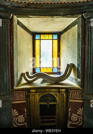 Edinburgh, Großbritannien. Fr., 23.August 2019. Artist Sriwhana Spong's Installation "Schloss - Crystal" im Inneren des historischen St Bernard Gut in Stockbridge, Edinburgh, als Teil des 2019 in Edinburgh Art Festival. Sriwhana Spong (b. 1979, Neuseeland) lebt und arbeitet in London. "Schloss - Crystal" ist Teil des 2019 in Edinburgh Festival Programm der Kommission. St Bernard Gut wurde von Alexander Nasmyth im Jahre 1789 an der Stelle eines älteren Mineralwasser gut, dass geglaubt wurde, medizinische Eigenschaften zu haben. Stockfoto