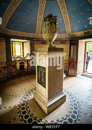 Edinburgh, Großbritannien. Fr., 23.August 2019. Artist Sriwhana Spong's Installation "Schloss - Crystal" im Inneren des historischen St Bernard Gut in Stockbridge, Edinburgh, als Teil des 2019 in Edinburgh Art Festival. Sriwhana Spong (b. 1979, Neuseeland) lebt und arbeitet in London. "Schloss - Crystal" ist Teil des 2019 in Edinburgh Festival Programm der Kommission. St Bernard Gut wurde von Alexander Nasmyth im Jahre 1789 an der Stelle eines älteren Mineralwasser gut, dass geglaubt wurde, medizinische Eigenschaften zu haben. Stockfoto