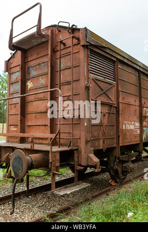 Wien, Austria-September 06,2012: alten verrosteten Wagen mit Graffiti stehen auf verlassenen in der Schiene Stockfoto