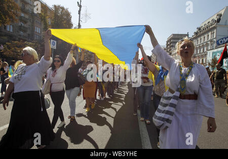 August 24, 2019, Kiew, Ukraine: Ukrainans cerry grosse ukrainische Flagge während 'March der Verteidiger der Ukraine "anlässlich der Tag der Unabhängigkeit in Kiew, Ukraine, 24. August 2019. Die ukrainer Mark zum 28. Jahrestag der Unabhängigkeit der Ukraine von der Sowjetunion seit 1991. (Bild: © SERG Glovny/ZUMA Draht) Stockfoto