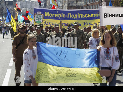 August 24, 2019, Kiew, Ukraine: Ukrainan Soldaten, der in einen militärischen Konflikt in der östlichen Ukraine teilgenommen, an 'March der Verteidiger der Ukraine "anlässlich der Tag der Unabhängigkeit auf dem Platz der Unabhängigkeit in Kiew, Ukraine, 24. August 2019. Die ukrainer Mark zum 28. Jahrestag der Unabhängigkeit der Ukraine von der Sowjetunion seit 1991. (Bild: © SERG Glovny/ZUMA Draht) Stockfoto