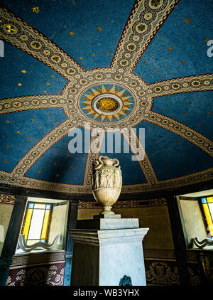 Edinburgh, Großbritannien. Fr., 23.August 2019. Artist Sriwhana Spong's Installation "Schloss - Crystal" im Inneren des historischen St Bernard Gut in Stockbridge, Edinburgh, als Teil des 2019 in Edinburgh Art Festival. Sriwhana Spong (b. 1979, Neuseeland) lebt und arbeitet in London. "Schloss - Crystal" ist Teil des 2019 in Edinburgh Festival Programm der Kommission. St Bernard Gut wurde von Alexander Nasmyth im Jahre 1789 an der Stelle eines älteren Mineralwasser gut, dass geglaubt wurde, medizinische Eigenschaften zu haben. Stockfoto