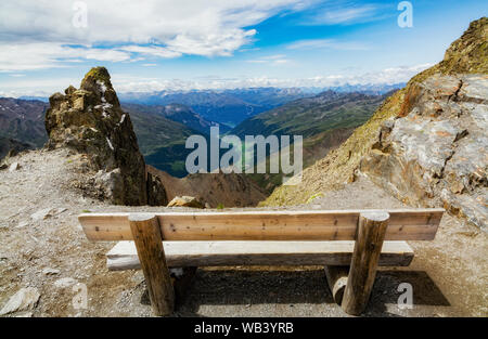 Bank, auf der Oberseite des Karlesjoch (Österreichische Alpen) im Kaunertal Gletscher. Landschaft in Richtung der Italienischen Alpen und die Schweizer Alpen. Stockfoto