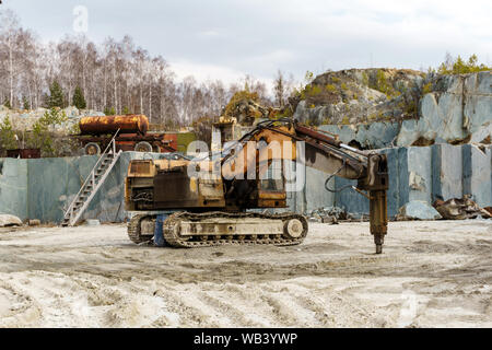 Bagger - befestigten hydraulischen Jackhammer in einem Steinbruch für die Gewinnung von Marmor steht Stockfoto