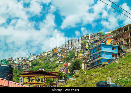 Shimla, Himachal Pradesh, Indien - 18. Juli 2019: Ansicht der Wohngegend auf einem Hügel, an einem sonnigen Tag Stockfoto