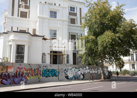 Notting Hill, Großbritannien. 24 Aug, 2019. Zubereitungen erhalten unterwegs für die jährliche Notting Hill Carnival, die am 25. und 26. August statt. Menschen und Unternehmen start Vorstand bis zu Fenster und Türen ihr Eigentum vor Vandalismus zu schützen. Credit: Keith Larby/Alamy leben Nachrichten Stockfoto