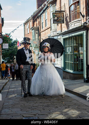 Lincoln, Lincolnshire, Großbritannien. August 2019. Lincoln ist wieder verwandelt als das größte und am längsten laufende Asylum Steampunk Festival auf der Erde kehrt in die Stadt für das 11. Jahr. Die Stadt wird wieder vom jährlichen Festival der Victorian Steampunk Society übernommen, da die Veranstaltung eine dampfbetriebene Welt des späten 19. Jahrhunderts feiert. Es gilt heute als das größte Steampunk Festival der Welt. Stockfoto