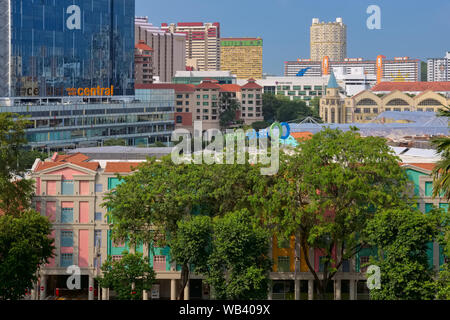 Blick von oben auf den Fort Canning Park über Boat Quay, Central Shopping Mall, Swissôtel Merchant Court und Riverside Point in Richtung Chinatown, Singapur Stockfoto