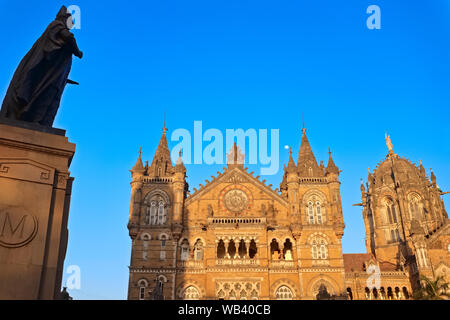 Chhatrapati Shivaji Maharaj Terminus (r), Mumbai die verkehrsreichste Bahnhof stn., und eine Statue von Sir Pherozeshah Mehta, vor der BMC-Gebäude Stockfoto