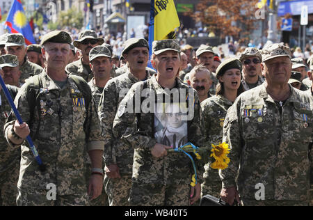 August 24, 2019, Kiew, Ukraine: Ukrainan Soldaten, der in einen militärischen Konflikt in der östlichen Ukraine teilgenommen, an 'March der Verteidiger der Ukraine "anlässlich der Tag der Unabhängigkeit auf dem Platz der Unabhängigkeit in Kiew, Ukraine, 24. August 2019. Die ukrainer Mark zum 28. Jahrestag der Unabhängigkeit der Ukraine von der Sowjetunion seit 1991. (Bild: © SERG Glovny/ZUMA Draht) Stockfoto