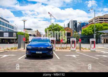 Adelaide CBD, Australien - November 18, 2017: Tesla Model X Auto und Tesla Kompressor EV Ladestation im Stadtzentrum auf Franklin Straße an einem Tag Stockfoto