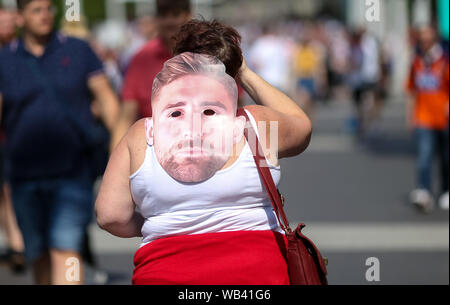 Fans vor dem Coral Challenge Cup Finale im Wembley Stadion, London. Stockfoto