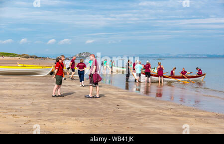 North Berwick, Schottland, Großbritannien, 24. August 2019. Farbenfrohe Ruderskiffe, die an der Regatta aus 12 Clubs in ganz Schottland teilnehmen, treten an einem heißen sonnigen Wochenende an, und rudern 2.5 km um Craigleith Island herum. Der St. Ayle's Skiff ist ein traditionelles Ruderboot mit 4 Ruderbooten. Boote und Teams des Coastal Ruderclubs Stockfoto