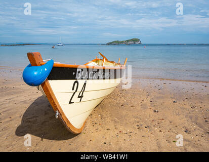 North Berwick, Schottland, Großbritannien, 24. August 2019. Farbenfrohe Ruderskiffe, die an der Regatta aus 12 Clubs in ganz Schottland teilnehmen, treten an einem heißen sonnigen Wochenende an den Feiertagen gegeneinander an. Der St. Ayles-Skiff ist ein traditionelles Ruderboot mit 4 Ruderbooten. Im Bild: Das Boot des Dunbar Coastal Ruderteams namens Black Agnes Stockfoto