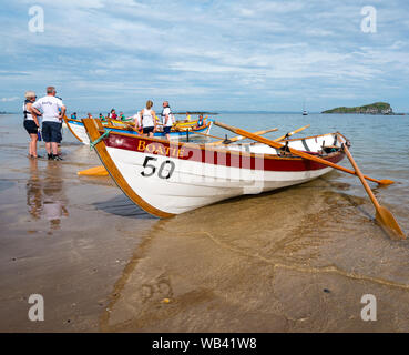 North Berwick, Schottland, Großbritannien, 24. August 2019. Farbenfrohe Ruderskiffe, die an der Regatta aus 12 Clubs in ganz Schottland teilnehmen, treten an einem heißen sonnigen Wochenende an, und rudern 2.5 km um Craigleith Island herum. Der St. Ayle's Skiff ist ein traditionelles Ruderboot mit 4 Ruderbooten. Der Boatie Blest Coastal Ruderclub Skiff Stockfoto