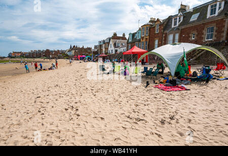 North Berwick, Schottland, Großbritannien, 24. August 2019. Markisen Schatten für Rudern Teams auf West Beach während einer rudern Club Regatta zur Verfügung zu stellen Stockfoto