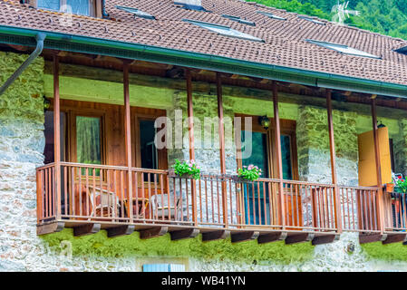 Balkon von einem Haus in Italien Stockfoto