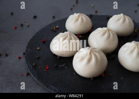 Georgische hausgemachte Speisen khinkali genannt. Georgische Küche. Freier Platz für Text. Ansicht von oben. Stockfoto