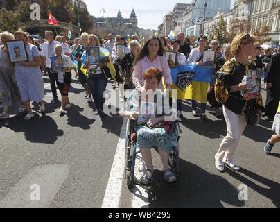 August 24, 2019, Kiew, Ukraine: Verwandten durchführen Porträts von ukrainischen Soldaten, die während des Eastern-Ukrainian Konflikt gestorben, während der 'March der Verteidiger der Ukraine "anlässlich der Tag der Unabhängigkeit auf dem Platz der Unabhängigkeit in Kiew, Ukraine, 24. August 2019. Die ukrainer Mark zum 28. Jahrestag der Unabhängigkeit der Ukraine von der Sowjetunion seit 1991. (Bild: © SERG Glovny/ZUMA Draht) Stockfoto