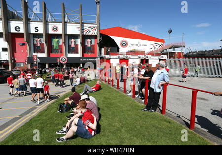 Sheffield United Fans machen sich auf den Weg zum Stadion vor der Premier League Match an der Bramall Lane, Sheffield. Stockfoto