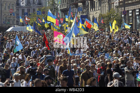 August 24, 2019, Kiew, Ukraine: Ukrainer an der 'March der Verteidiger der Ukraine "anlässlich der Tag der Unabhängigkeit in Kiew, Ukraine, 24. August 2019. Die ukrainer Mark zum 28. Jahrestag der Unabhängigkeit der Ukraine von der Sowjetunion seit 1991. (Bild: © SERG Glovny/ZUMA Draht) Stockfoto