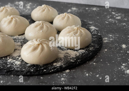 Georgische hausgemachte Speisen khinkali genannt. Georgische Küche. Freier Platz für Text. Ansicht von oben. Stockfoto