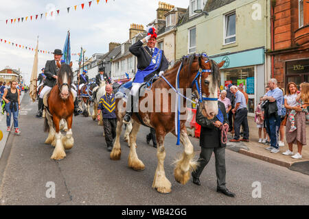 Irvine, UK. 24. August 2019. Von Irvine Marymass Festival ist ein historisches Ereignis, das als mittelalterliche Horse Show begann und ist jetzt der größte Festival im Westen von Schottland zieht über 20.000 Besucher jährlich. Diese historische Festzug durch "Die Irvine Carters 'Gesellschaft', die zuerst für Unternehmen und gemeinnützige Zwecke gebildet wurde, und kann seine Ursprünge zurück bis 1753 Trace organisiert. Bild von DANNY KERR aus Irvine, der Kapitän der Carters für 13 Jahre gewesen. Credit: Findlay/Alamy leben Nachrichten Stockfoto