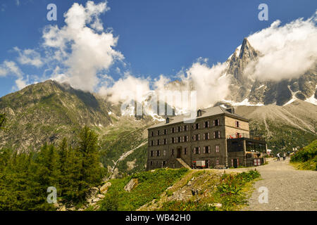 Herrlicher Blick auf die Aiguilles du Dru, Berg der Mont Blanc Massiv, mit dem die Zuflucht von Montenvers, ein historisches Alpine Refugium, Chamonix, Frankreich Stockfoto