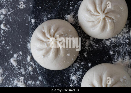 Georgische hausgemachte Speisen khinkali genannt. Georgische Küche. Freier Platz für Text. Ansicht von oben. Stockfoto