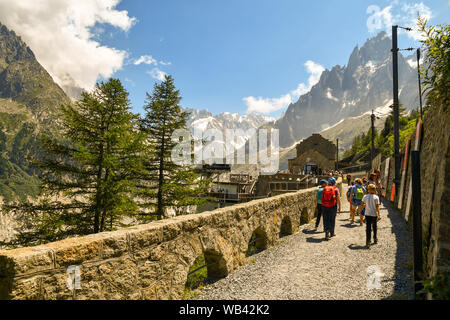 Malerischen Bergblick mit Touristen auf der Zahnradbahn von montenvers am Mer de Glace oben Chamonix-Mont-Blanc im Sommer, Frankreich Stockfoto