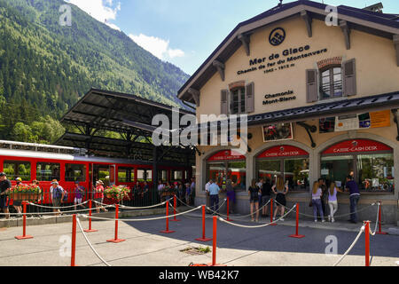 Äußere des Rack railway station, die Touristen von Chamonix-Mont-Blanc Montenvers am Mer de Glace Gletscher im Sommer, Alpen, Frankreich Stockfoto